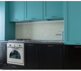 Una cocina azul y toques de color en un apartamento en Bucarest